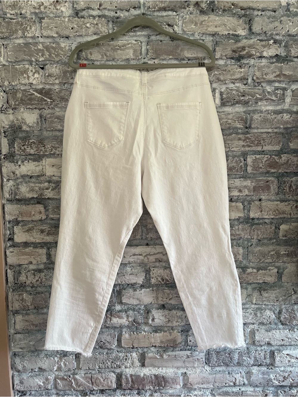 Bandolino Lisbeth Curvy Crop Floral Embroidery White Jeans in excellent like new - Picture 10 of 12